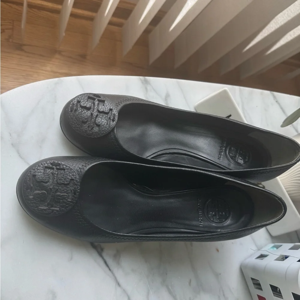 Tory Burch Black Leather Wedge Pumps – Size 8 | Logo Cap Toe